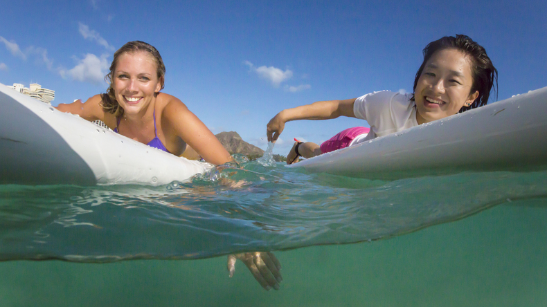Studentene surfer