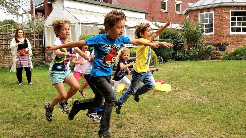 Leger på legepladsen ved Globe English Center