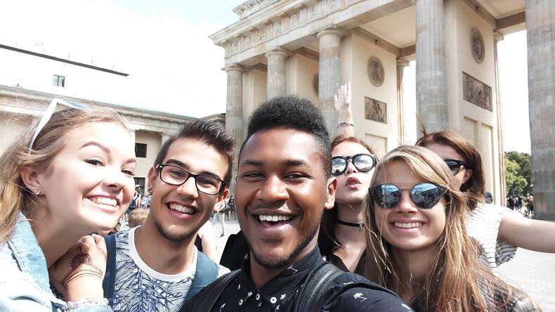 勃兰登堡门前的学生群