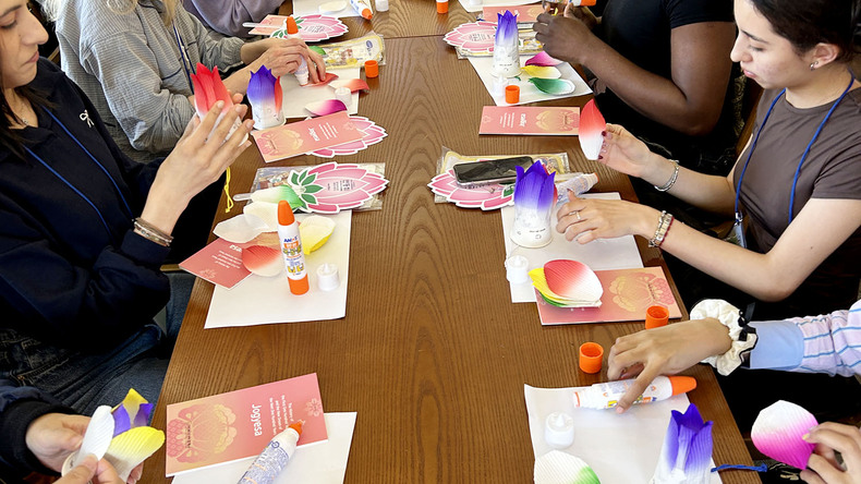 Confecção de lanterna de lótus