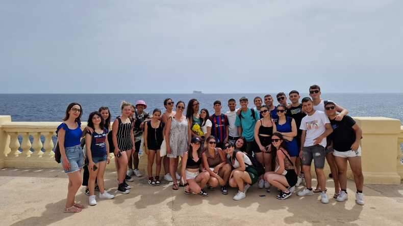 Elever besøger Blue Grotto med Gateway School of English GSE
