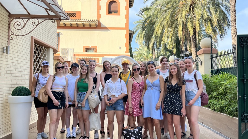 Gruppe af studerende ved indgangen til hovedbygningen