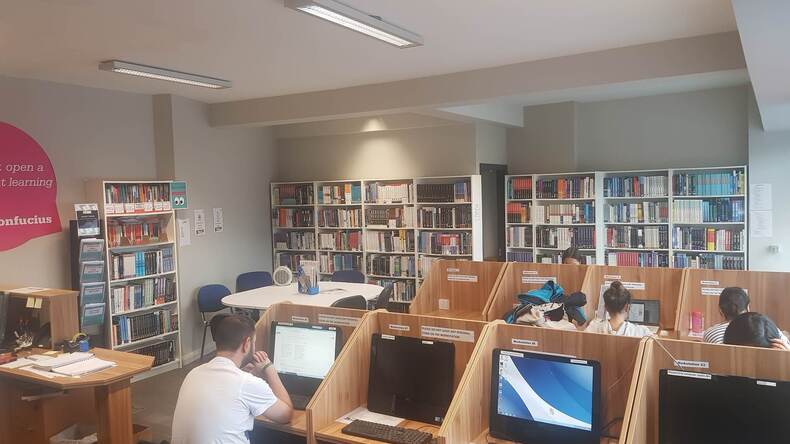 Biblioteca presso l'IBAT College