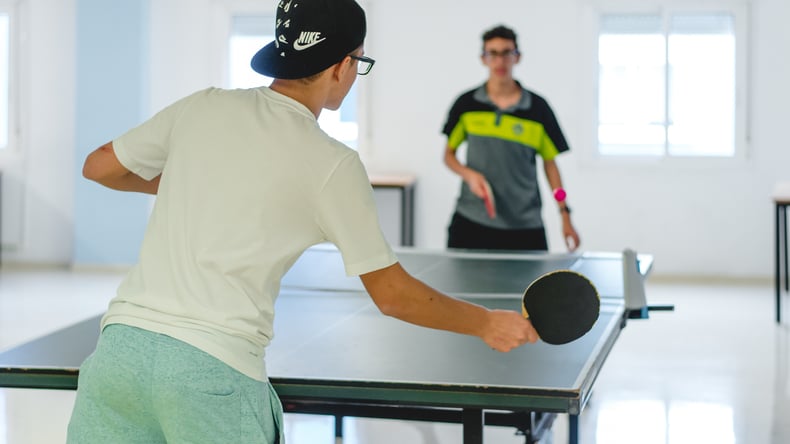 在 IBERIAN CAMPS 打乒乓球