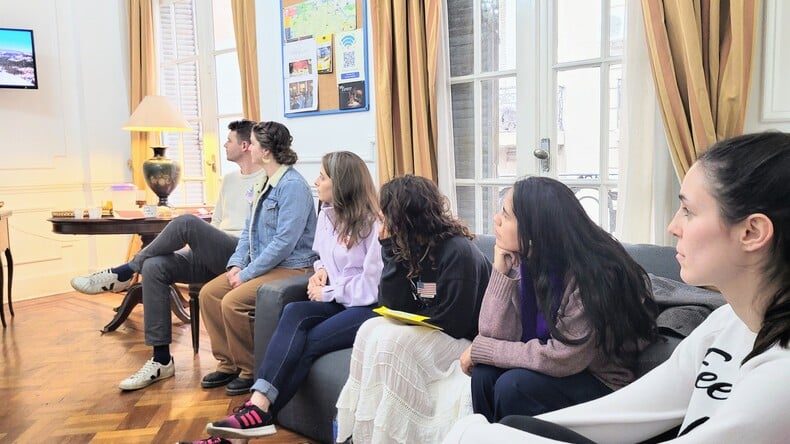 Des élèves sont attentifs en classe