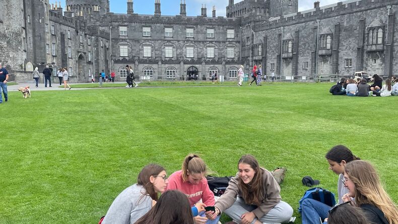 밖에서 점심을 먹는 학생들