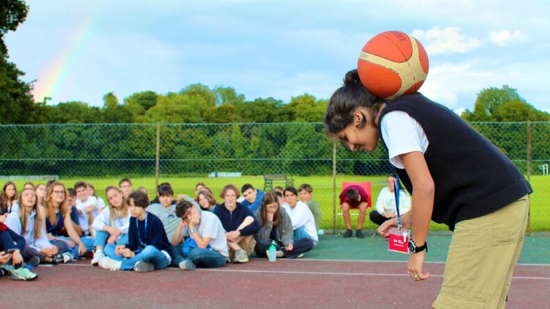 스포츠를 즐기는 학생
