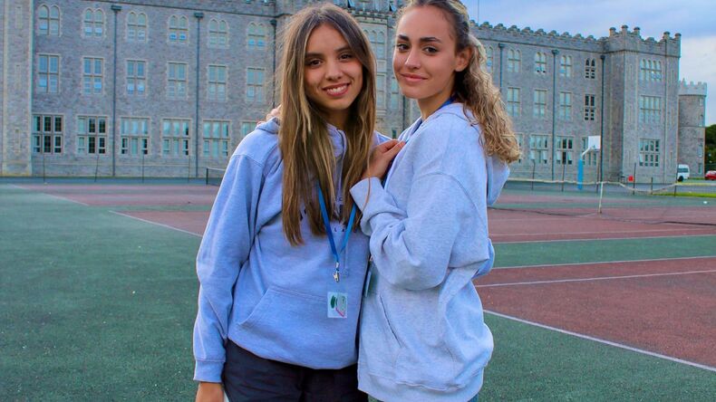 행복한 두 학생