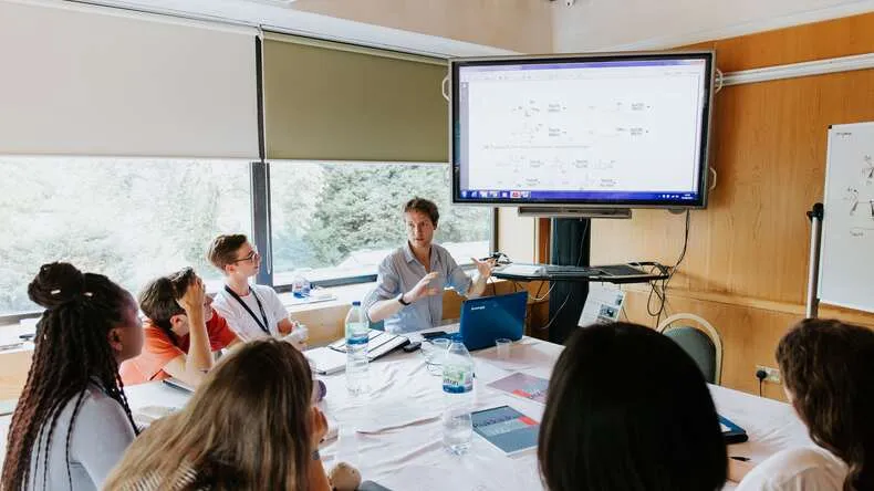 Immerse Education London English School UK | Pay Less