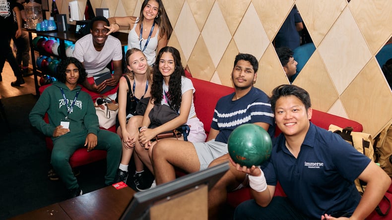 Les élèves jouant au bowling