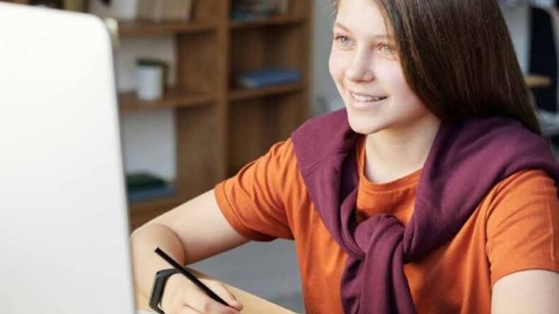 Estudante fazendo sua lição de casa