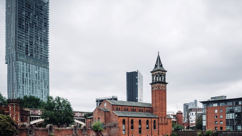 Beetham Tower og Castlefield Congregational Chapel i Manchester