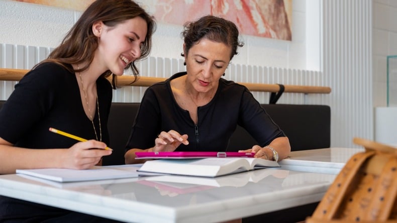 Learning in a Coffeehouse