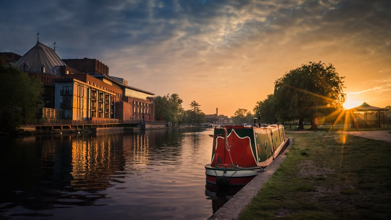 Avon Nehri ve Stratford-upon-Avon'daki Tiyatro