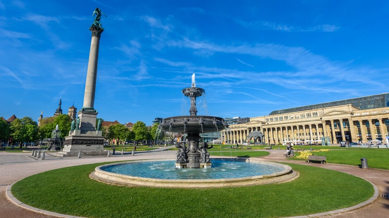 Stuttgart'ta Çeşmeli Schlossplatz