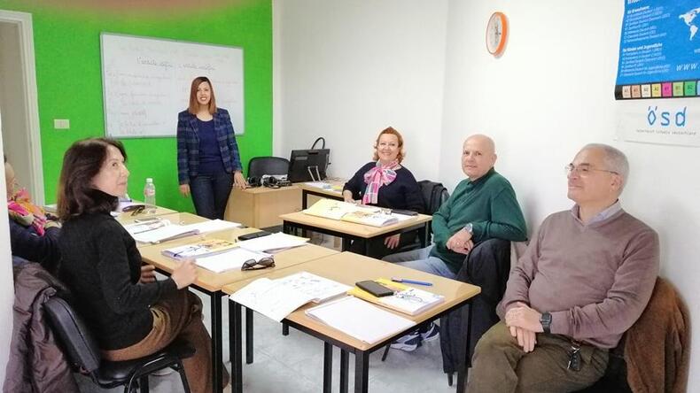 طلاب Inlingua في الفصل