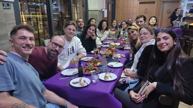 Cena con los estudiantes.
