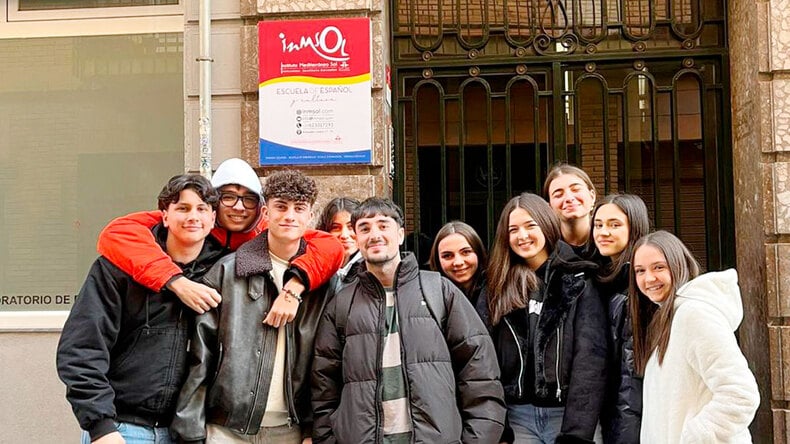 مدخل المبنى الرئيسي