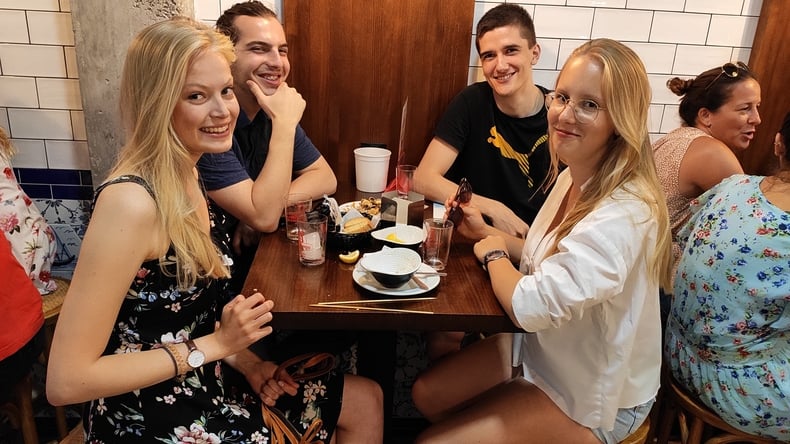 Salir a comer con los nuevos amigos