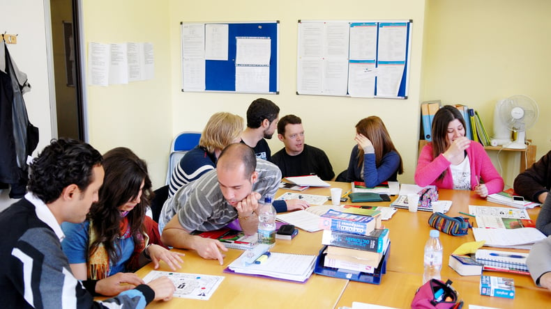 Študujúci študenti školy Interactive English Language School