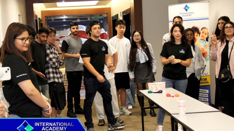 게임을 하는 학생