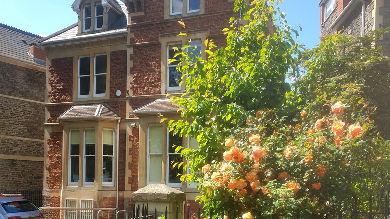 Queens Avenue épület