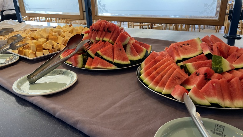 Frutas sendo servidas