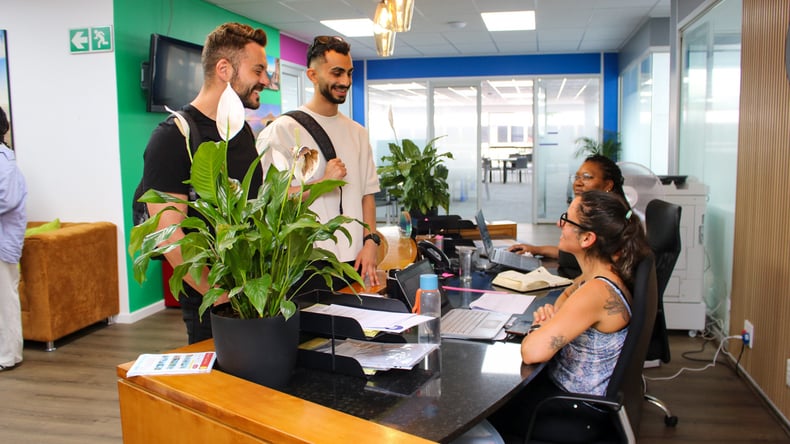 الطلاب في الاستقبال