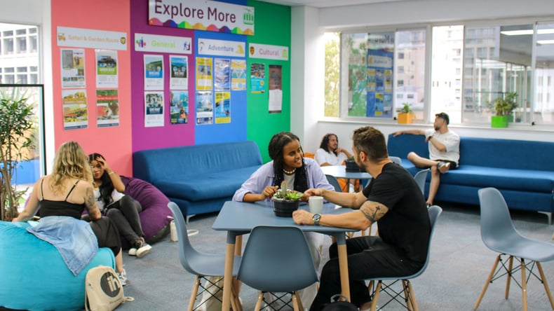 الطلاب يتواصلون باجتماعية في منطقة الطلاب