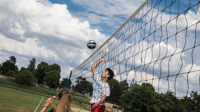 لعبة الكرة الطائرة