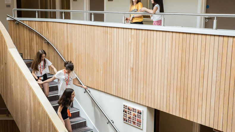 المدرسة من الداخل