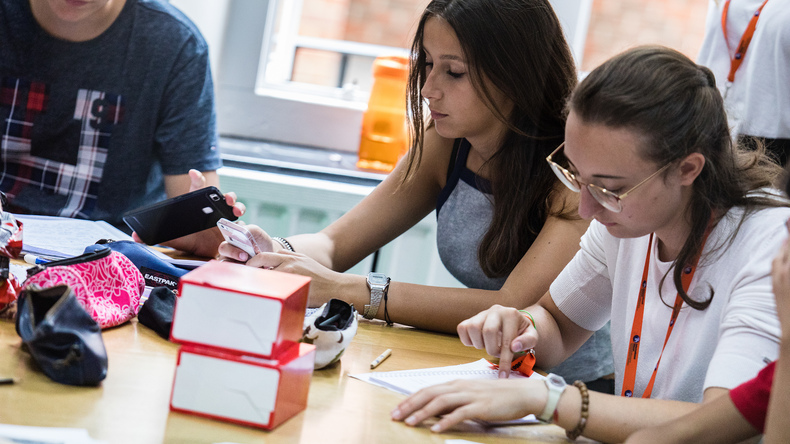 الطلاب في العمل