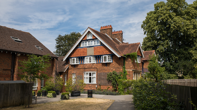   مقر الإقامة