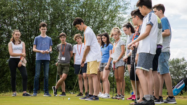 الطلاب يلعبون الجولف