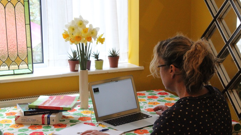 방에서 작업 중인 학생