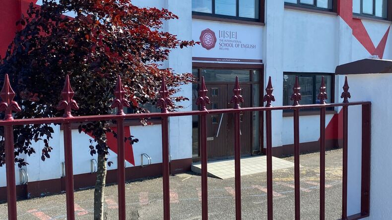 المدخل الأمامي لمبنى المدرسة