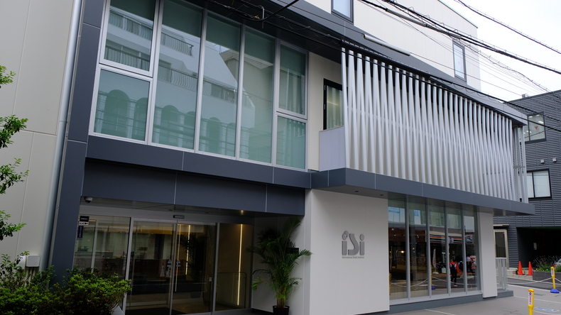 Facade udsigt over skolebygning i Tokyo