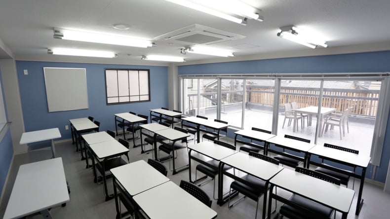 Przestronna sala lekcyjna