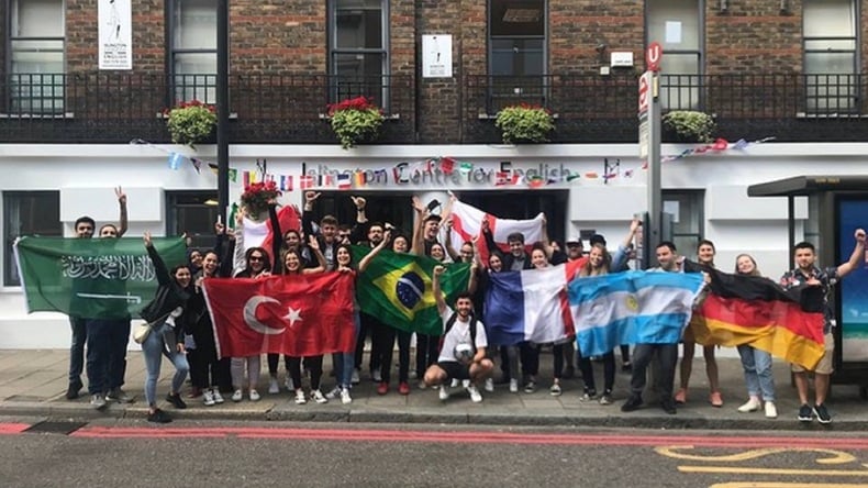 Gli studenti festeggiano davanti alla scuola