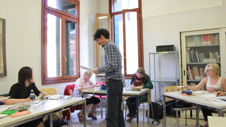 Leraar aan het lesgeven