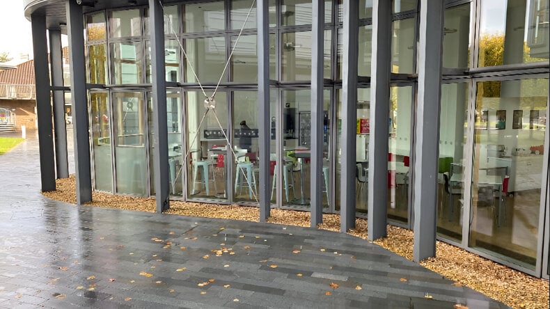 خارج المبنى