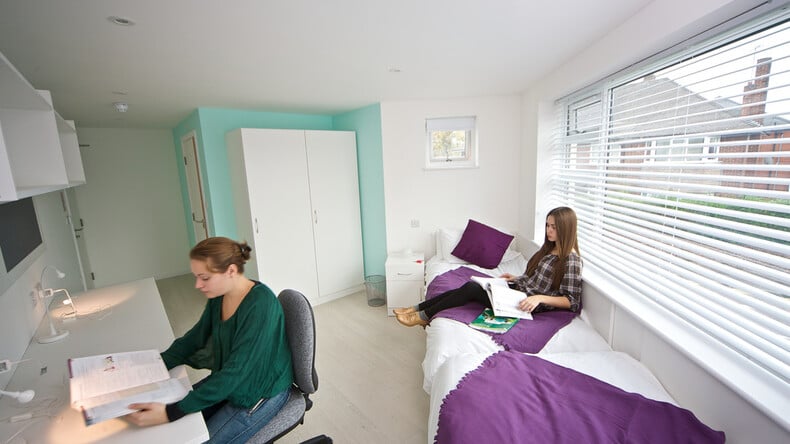 Iskolai munkák elvégzése a szálláson