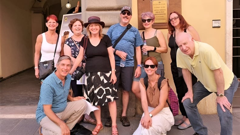 Diákok az iskola épülete előtt