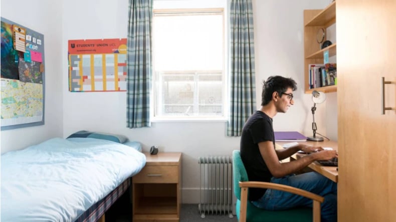 Élève faisant ses devoirs dans sa chambre