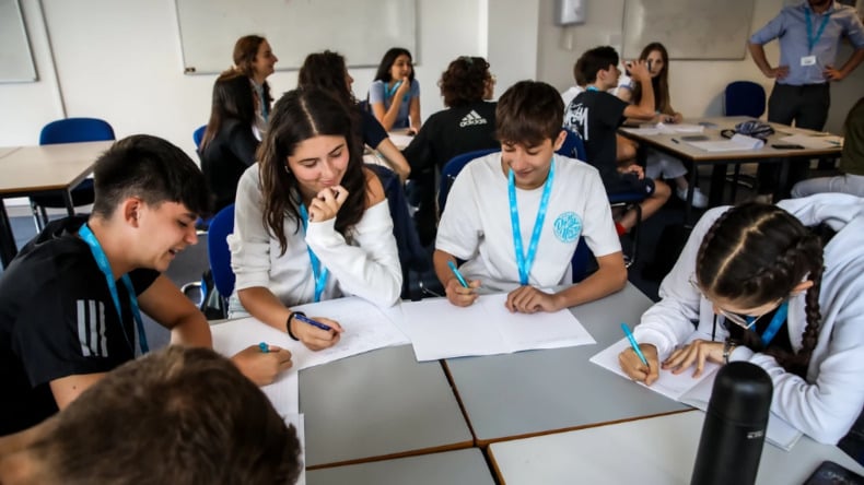 Des étudiants qui travaillent ensemble