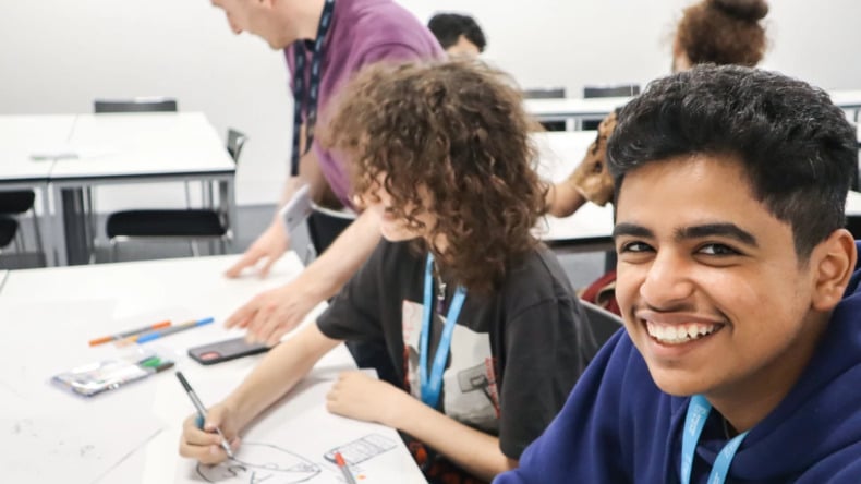 Des élèves qui apprennent et qui sourient