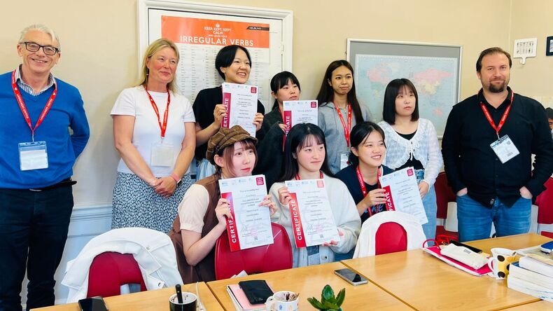 Remise de diplômes à un groupe de Japonais
