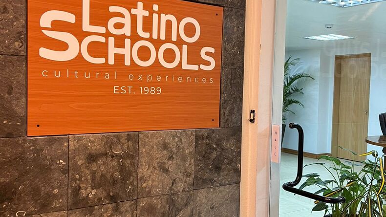 Inngangen til skolen i Quito