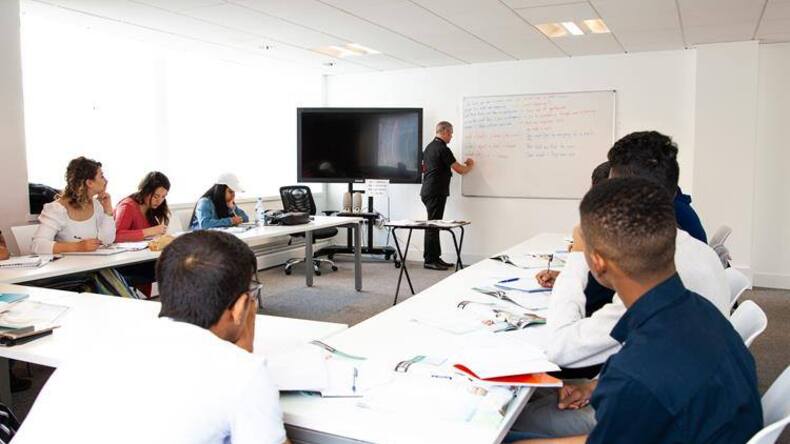 يتعلم الطلاب في الفصل