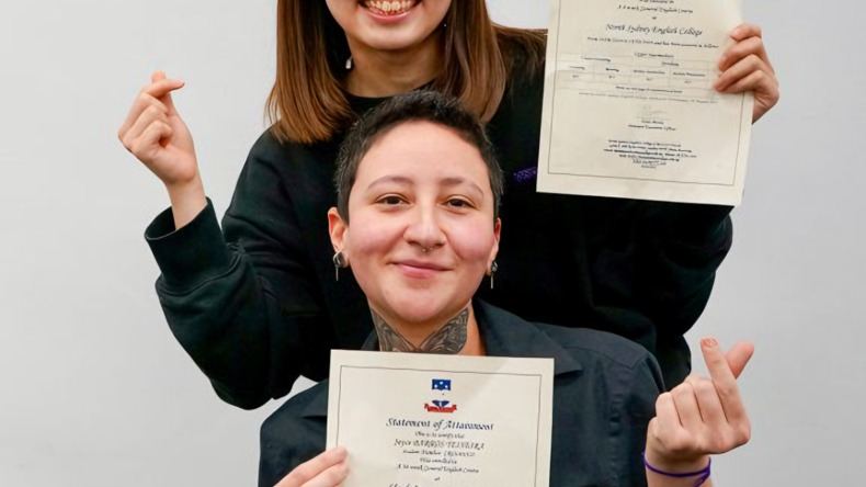 Estudiantes con sus certificados de finalización